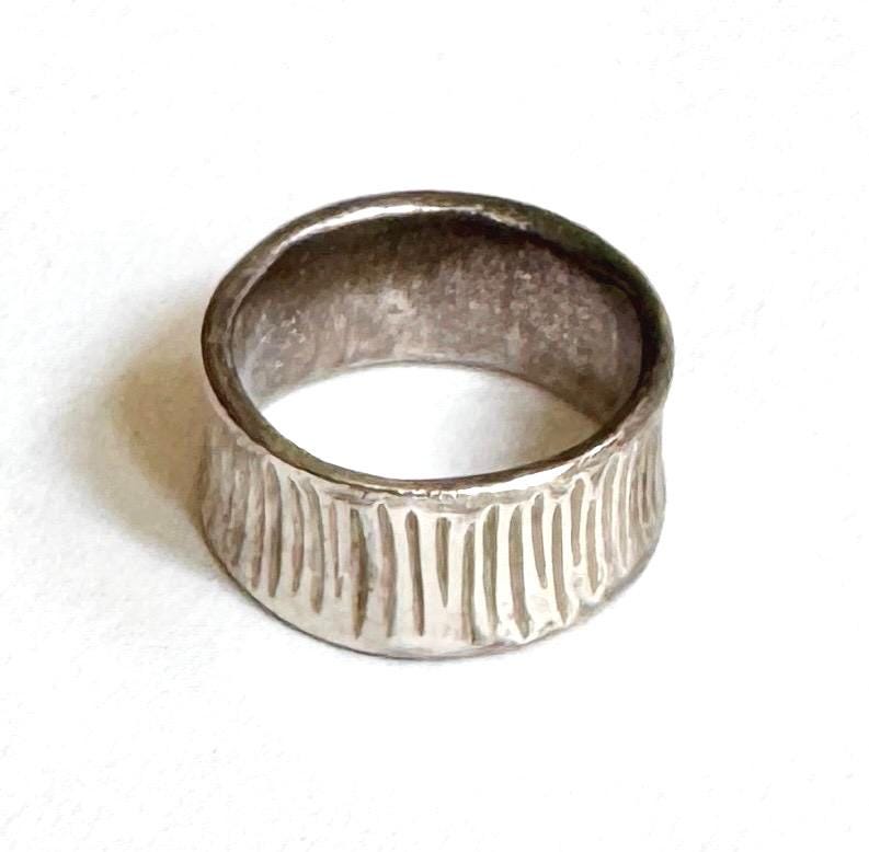Vintage Sterling Silver Band Ring: Sculptural Hash Texture, Size 8